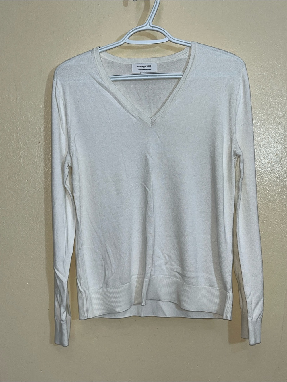 Banana Republic Cream V-Neck Lightweight Sweater